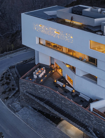 Hotel and Leisure: Poodom Deqin Meri Hotel, Дечен, Китай.
Бюро: BUZZ | Büro Ziyu Zhuang Photo by © Shengliang Su，Yumeng Zhu / предоставлено WAF