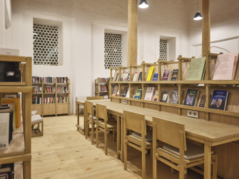 Pop-up библиотека в Бухаре Фотография © пресс-служба Фонда развития культуры и искусства при Министерстве культуры Республики Узбекистан / предоставлена ludi_architects