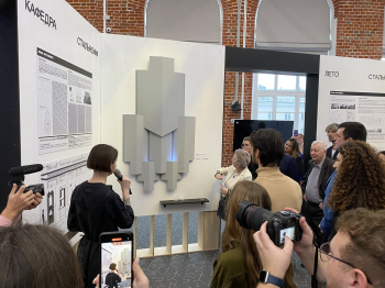 Экскурсия по выставки фестиваля «АРХИМЕТ 2025» Фотография © Сергей Кожевников / предоставлена организаторами
