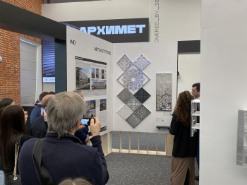Экскурсия по выставки фестиваля «АРХИМЕТ 2025» Фотография © Сергей Кожевников / предоставлена организаторами