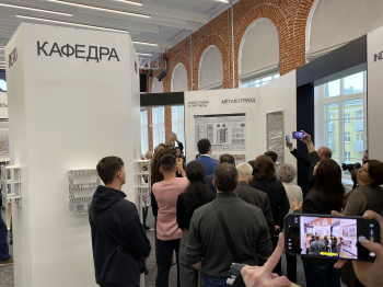 Экскурсия по выставки фестиваля «АРХИМЕТ 2025» Фотография © Сергей Кожевников / предоставлена организаторами