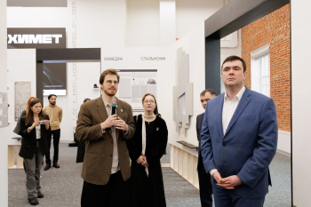 Экскурсия по выставки фестиваля «АРХИМЕТ 2025» Фотография © Сергей Кожевников / предоставлена организаторами