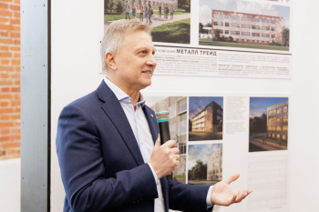 Экскурсия по выставки фестиваля «АРХИМЕТ 2025» Фотография © Сергей Кожевников / предоставлена организаторами