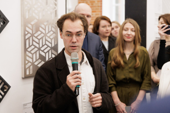 Экскурсия по выставки фестиваля «АРХИМЕТ 2025» Фотография © Сергей Кожевников / предоставлена организаторами