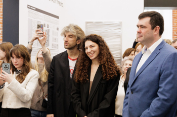 Экскурсия по выставки фестиваля «АРХИМЕТ 2025» Фотография © Сергей Кожевников / предоставлена организаторами