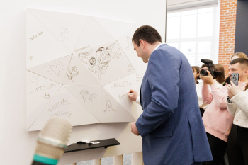 Экскурсия по выставки фестиваля «АРХИМЕТ 2025» Фотография © Сергей Кожевников / предоставлена организаторами