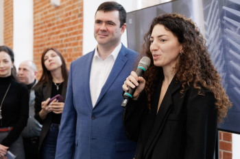 Экскурсия по выставки фестиваля «АРХИМЕТ 2025» Фотография © Сергей Кожевников / предоставлена организаторами