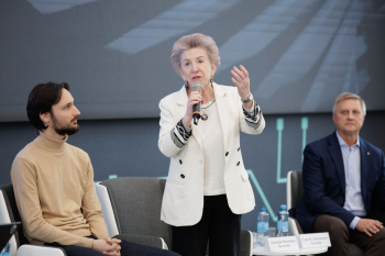 Бычкова Евдокия, общественный деятель, предприниматель, меценат. Дискуссия «Как диалог архитектуры, металла и человека влияет на облик городской и промышленной среды» Фотография © Сергей Кожевников / предоставлена организаторами