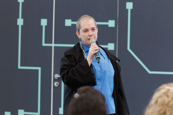 Оксана Надыкто, модератор. Дискуссия «Как диалог архитектуры, металла и человека влияет на облик городской и промышленной среды» Фотография © Сергей Кожевников / предоставлена организаторами