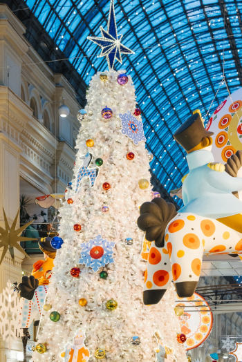 Новогоднее оформление ГУМа 2026: Дымковская сказка в сердце Москвы / 12.2025 Фотография © Алексей Лифанов / Wowhaus