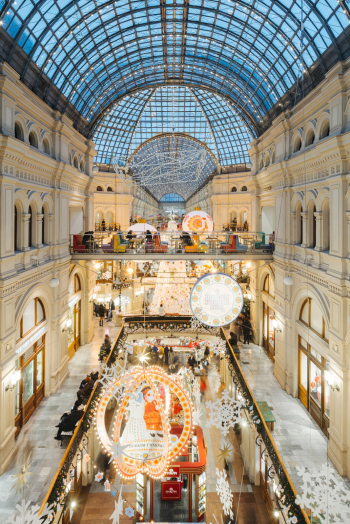 Новогоднее оформление ГУМа 2026: Дымковская сказка в сердце Москвы / 12.2025 Фотография © Алексей Лифанов / Wowhaus