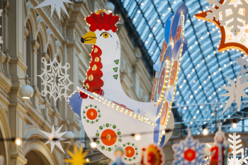 Новогоднее оформление ГУМа 2026: Дымковская сказка в сердце Москвы / 12.2025 Фотография © Алексей Лифанов / Wowhaus