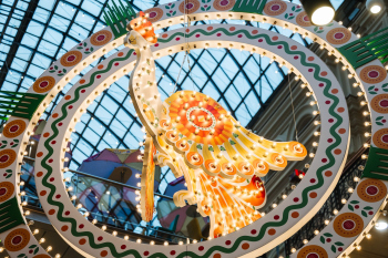 Новогоднее оформление ГУМа 2026: Дымковская сказка в сердце Москвы / 12.2025 Фотография © Алексей Лифанов / Wowhaus