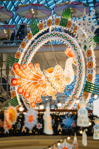 Новогоднее оформление ГУМа 2026: Дымковская сказка в сердце Москвы / 12.2025 Фотография © Алексей Лифанов / Wowhaus