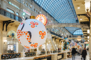 Новогоднее оформление ГУМа 2026: Дымковская сказка в сердце Москвы / 12.2025 Фотография © Алексей Лифанов / Wowhaus