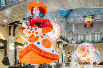 Новогоднее оформление ГУМа 2026: Дымковская сказка в сердце Москвы / 12.2025 Фотография © Алексей Лифанов / Wowhaus