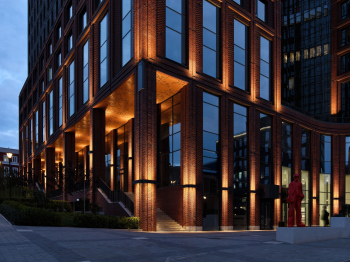 Апарт-комплекс МАКИ. Вечерний вид комплекса со стороны ул. Маковского Фотография © Наталья Бочкова / предоставлена Группа компаний «ВербаКапитал»