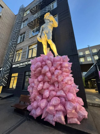 Инсталляция «Мусорные города» © Дарья Ивашкина (D.IVA). Фотография предоставлена пресс-службой Центра ARTPLAY