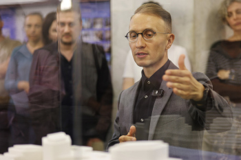 Выставка проектов финалистов конкурса «ФИЦ оригинальных и перспективных биомедицинских и фармацевтических технологий», 2026 Фотография © Юлия Тарабарина, Архи.ру