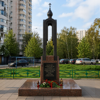 Памятник жертвам теракта на улице Гурьянова.
1999–2000. Андрей Оболенский. Изображение создано с помощью ИИ на основе реальных материалов