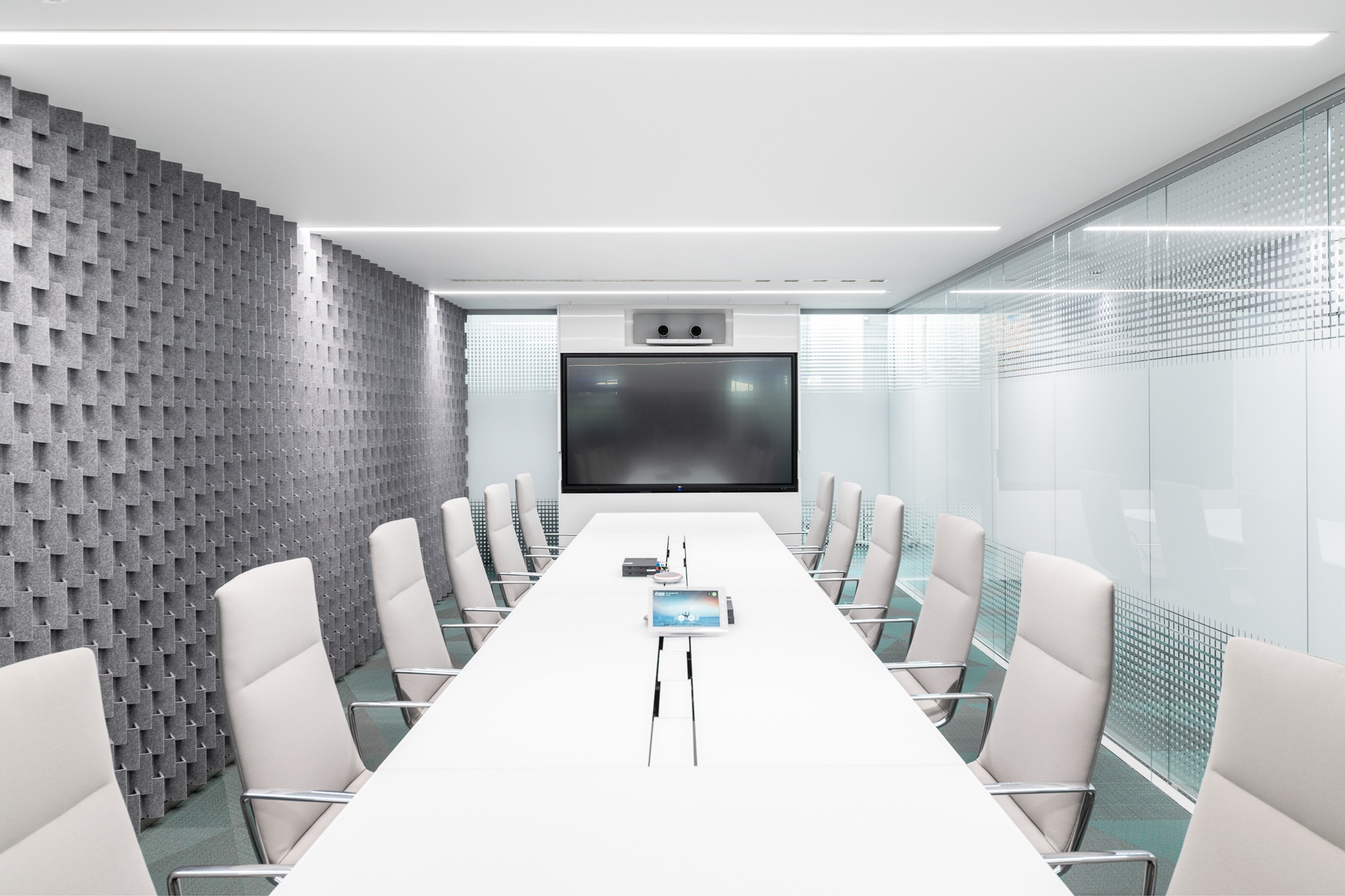 Офис 2021 года. Трансформация переговорной. Офис 2021 фото. Touch экраны для переговорных комнат встроенные в стол.