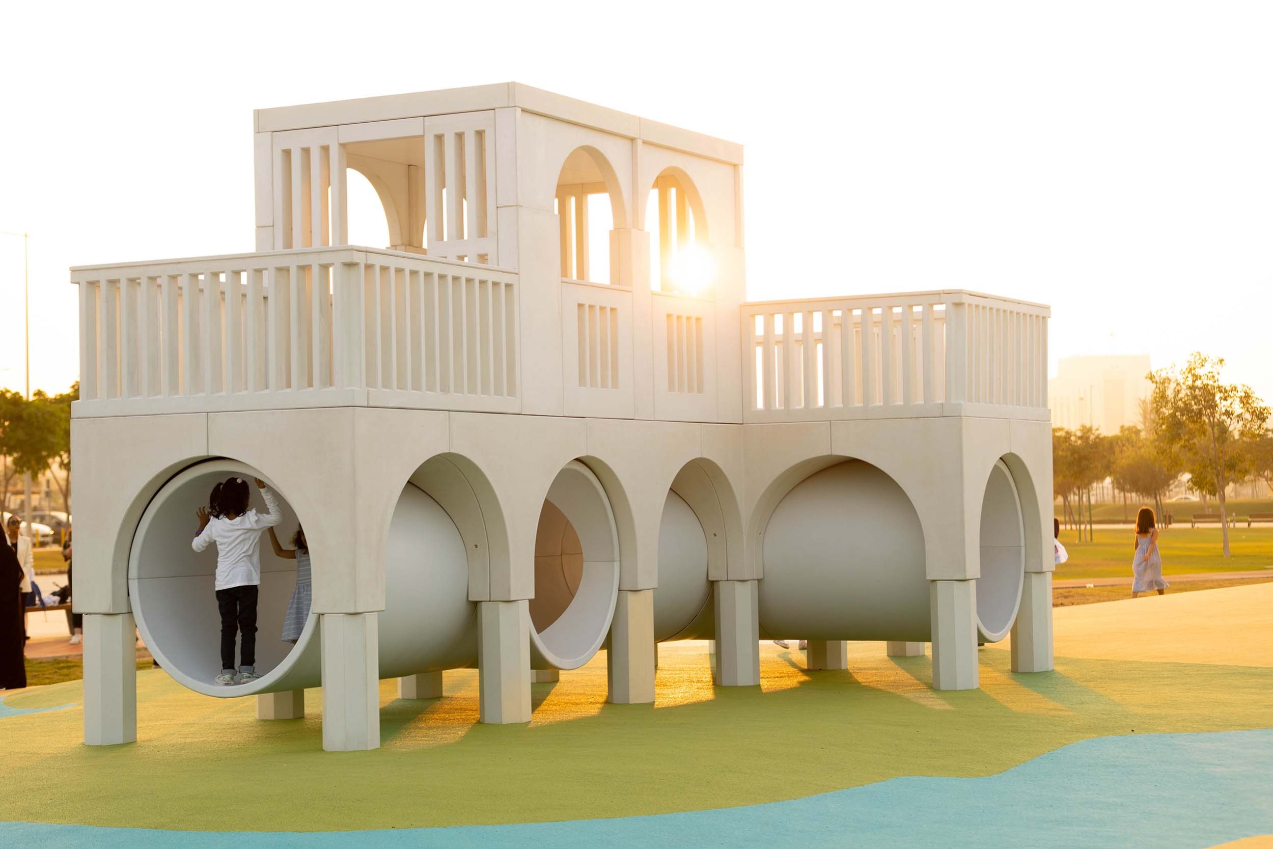 Детская площадка как напоминание о независимости: в столице Катара  поставили игровой комплекс, отсылающий к модернистским постройкам  1970-1980-х