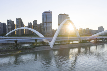 Пешеходный и веломост через Великий канал в Ханчжоу Пешеходный и веломост через Великий канал в Ханчжоу