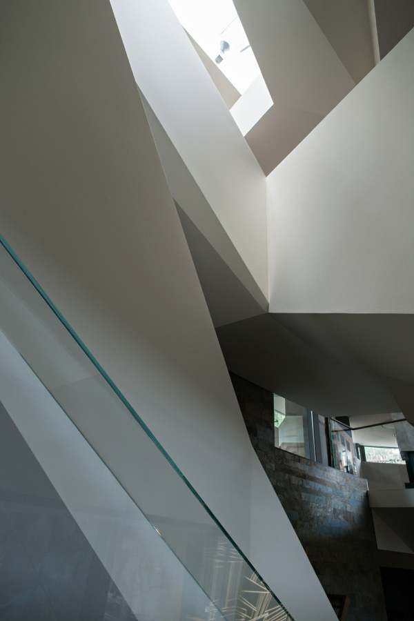 The “Spring” house: the staircase and the “pause” landing Copyright: Photograph  Gleb Leonov | TOTEMENT/PAPER