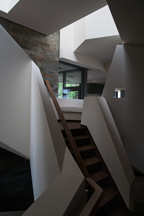 The “Spring” house: the staircase and the “pause” landing Copyright: Photograph  Gleb Leonov | TOTEMENT/PAPER