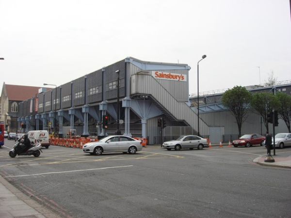 Здание супермаркета  Sainsbury′s Автор Stephen McKay. Лицензия CC BY-SA 2.0 