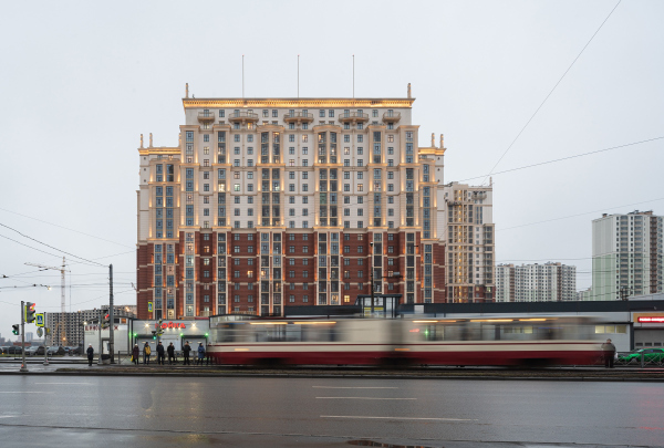 View of the facade on the Dalnevostochny Avenue, the evening light. Renaissance housing complex Copyright: Photograph  Dmitry Tsyrenshchikov /provided by Liphart Architects