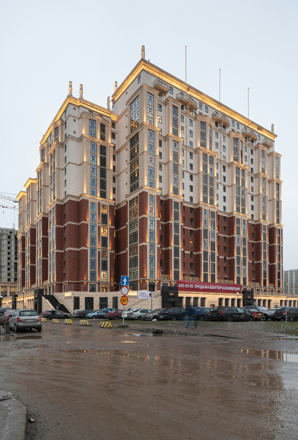 View from the southeast, the evening light. Renaissance housing complex Copyright: Photograph  Dmitry Tsyrenshchikov /provided by Liphart Architects