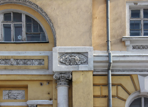 The Ivan Batashev palace. The city clinic #23 named after Ippolit Davydovsky. Details of the building′s facade of the early XIX century Copyright: Photograph  Dmitry Chistoprudov