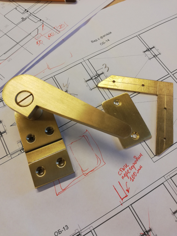 A sample of the window hardware (a clamp), recreated. Restoration and adaptaion of the the cultural heritage site “Narkomfin Building” (2017-2020) Copyright: Photograph provided by Ginzburg Architects