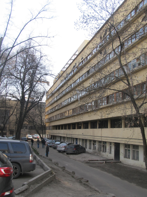 View of the east facade of the residential building from the side of the USA Embassy before the restoration. Restoration and adaptaion of the the cultural heritage site “Narkomfin Building” (2017-2020) Copyright: Photograph provided by Ginzburg Architects