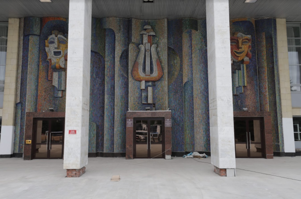 Дворец культуры в г. Уфа, проспект Октября, 137. Фрагмент декоративного оформления фасада © Идентичность в типовом