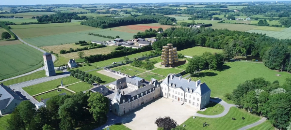    Le Château Des Pères.  Agence d′Architecture Unité   / Courtesy Le Château Des Pères