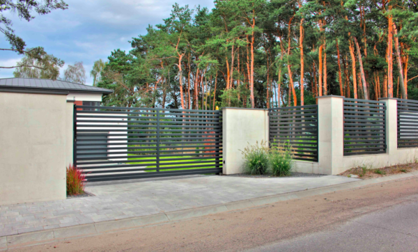 Забор из горизонтальных металлических профилей Изображение предоставлено компанией Zabor Modern