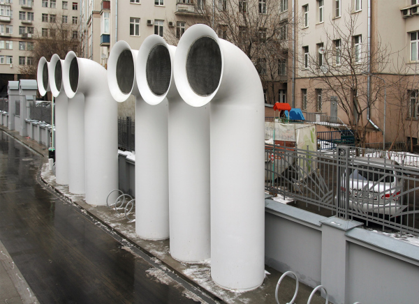 The white pipes on the border with the House on the Embankment, the most imposing-looking, stand up like a fence. GES-2, House of Culture of V-A-C foundation  / 03.12.2021  Copyright: Photograph: Archi.ru