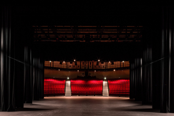 Театральный центр La Scène de Bayssan Фото © Sophie Oddo