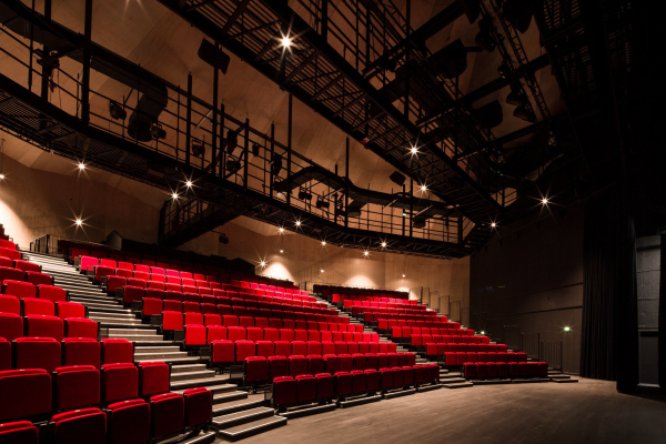 Театральный центр La Scène de Bayssan Фото © Sophie Oddo