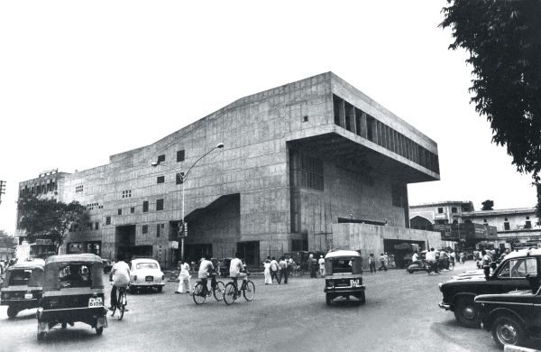 Бывший концертный и театральный зал «Премабхай» в Ахмадабаде. 1976 Фото © Vastushilpa Foundation