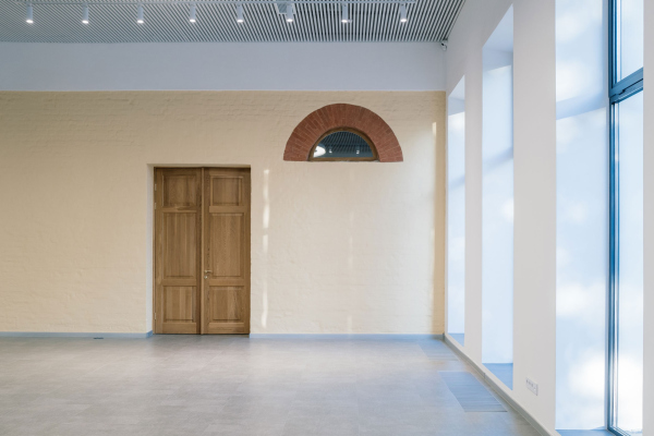 The doors were planned to be placed under the arched windows, but finding traces of the former openings, they were displaced. Restoration of Zvenigorod Manege Copyright: Photograph  Arseny Rassokhin / People′s Architect