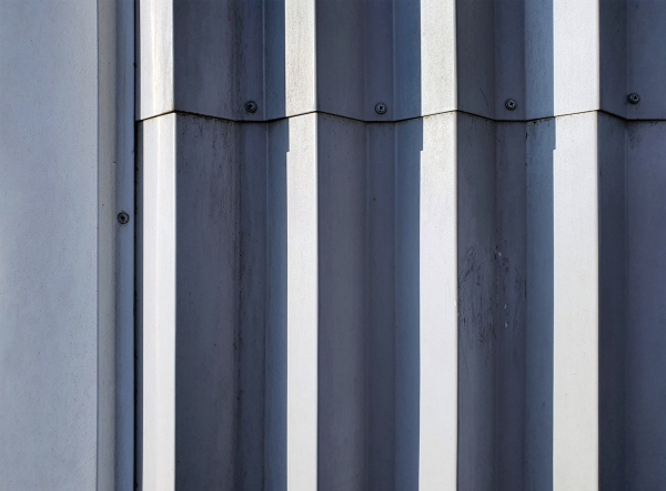 Металлическая гармошка на фасаде. ТРК FORT Отрадное Фотография © Юлия Тарабарина, Архи.ру