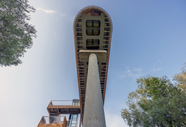 The aluminum structures are particularly visible when viewed from below the observation deck cantilever. The pedestrian bridge in the Bor Volga Valley Copyright: Photo  Alexander Ivasenko / provided by GORA