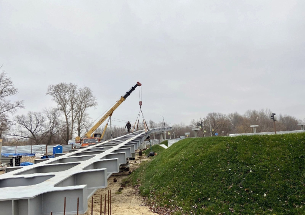 The aluminum structure was moved by crane to be installed over the road. The pedestrian bridge in the Bor Volga Valley. The construction process Copyright: Photo  Stanislav Gorshunov / provided by GORA