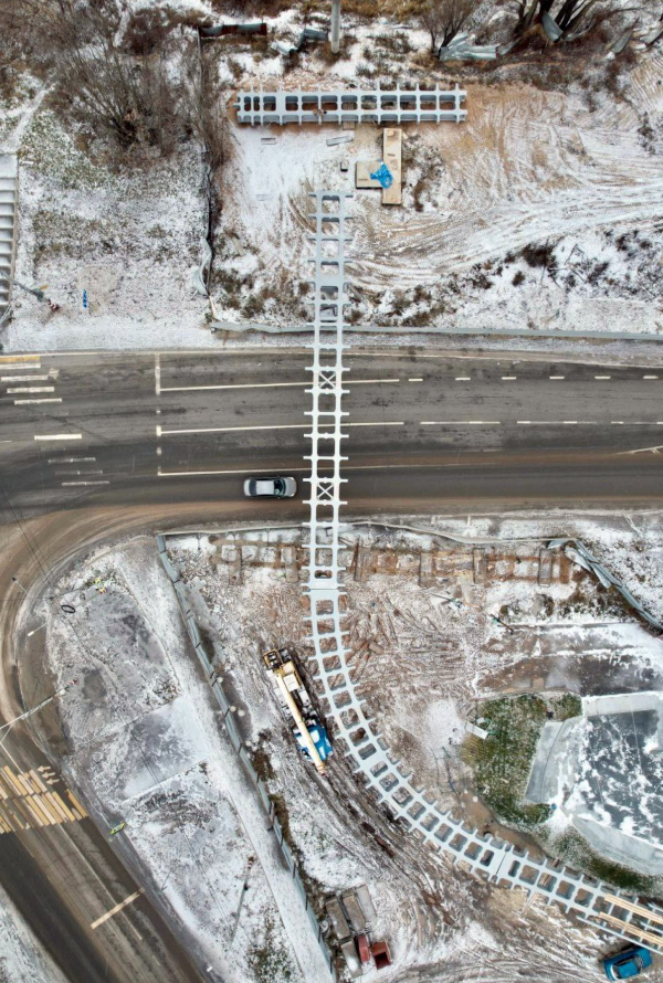 The pedestrian bridge in the Bor Volga Valley. The construction process Copyright: Photo  Stanislav Gorshunov / provided by GORA