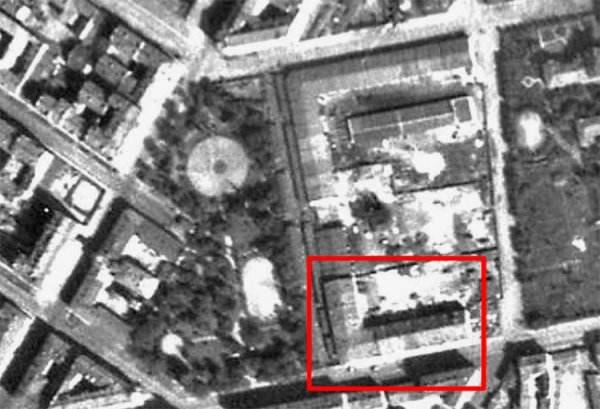 The part of the Mytnoye Dvor buildings preserved at the moment is marked in red. German aerial photography, 1939-1942 Copyright: from the Studio 44 album. Provided by the authors