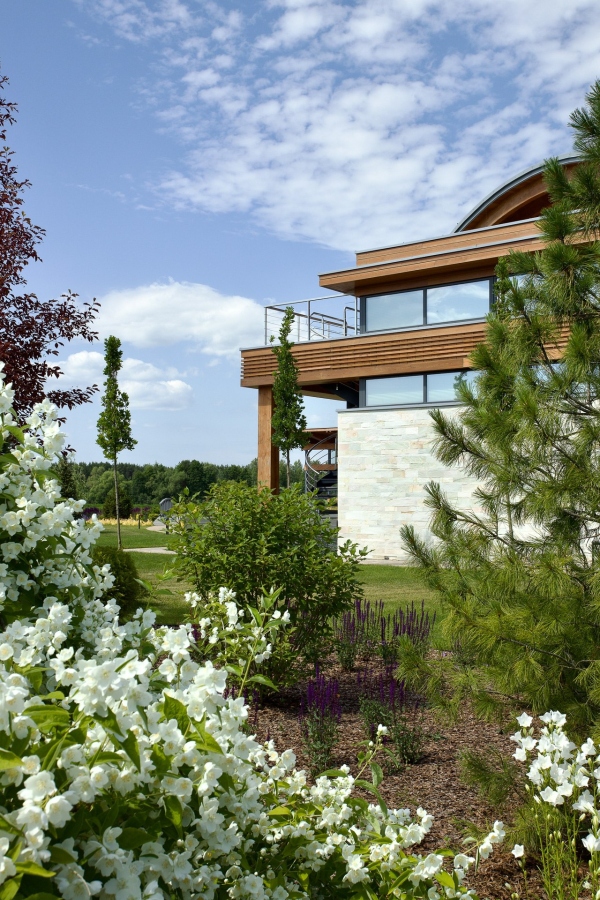 The landscaping promises to sprawl, but there are already quite a few trees, and flowers are abundant. Villa Sonata Copyright: Photograph  Roman Leonidov