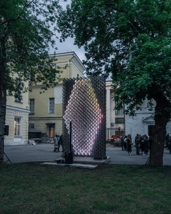 Night view. “Crystal of Perception” art object in the yard of the Architecture Museum. Author: Sergey Kuznetsov, co-author: Ivan Grekov, KROST production, 2024 Copyright: Photograph  ustam Shagimordanov / provided by MosComArchitectura